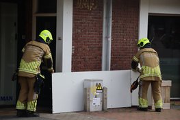 Gevelpanelen waaien los van pand in Den Helder door harde wind