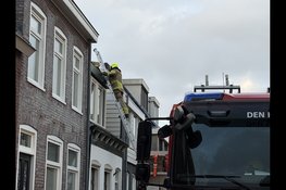 Delen van dakkapel laten los door storm in Den Helder