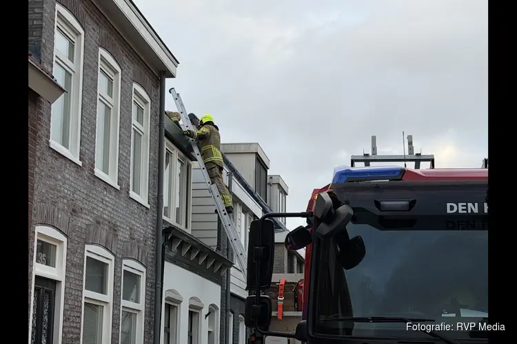 Delen van dakkapel laten los door storm in Den Helder