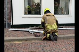 Delen van dakkapel laten los door storm in Den Helder