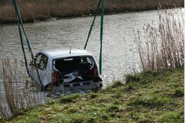 Auto te water bij Anna Paulowna