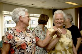 Senioren worden ten dans gevraagd door Ballet en dansstudio Chantal.