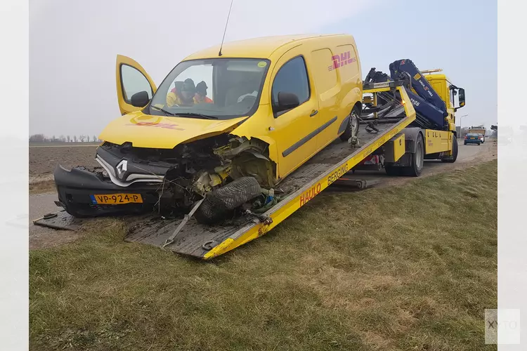 Bestelbusje raakt te water op de Schorweg