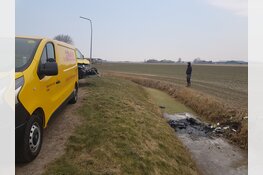 Bestelbusje raakt te water op de Schorweg