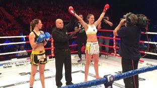 Kickbokster Jorina Baars vecht tegen een taaie tante met een hard hoofd.