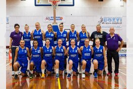 Basketbalsters helpen Helderse jongeren