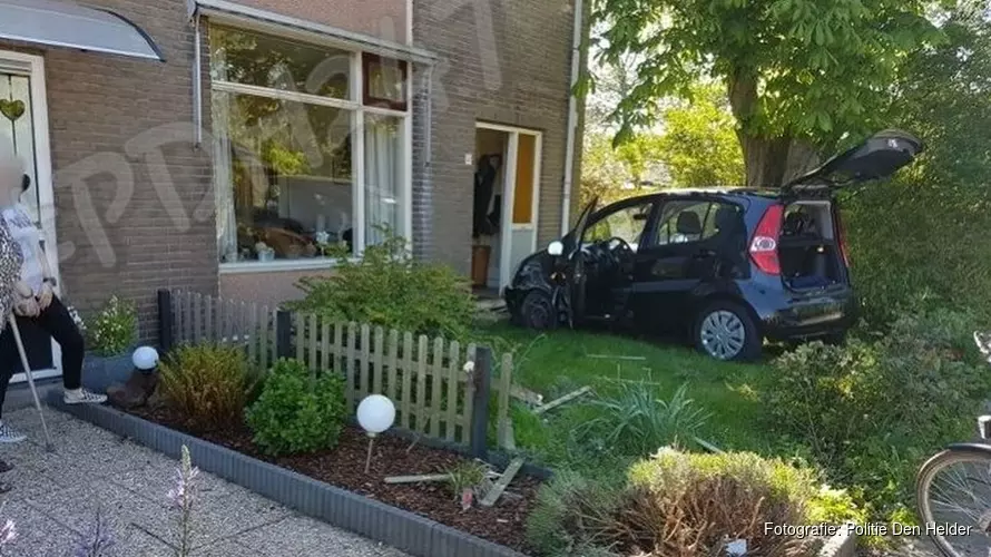 Bejaarde man rijdt door voortuin en knalt tegen woning