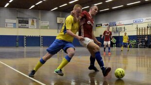 Zeemacht blijft in de race voor promotie