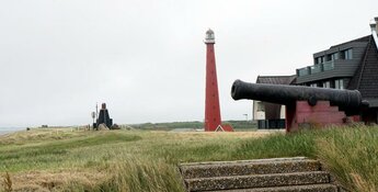 Groot explosievenonderzoek naar 'tientallen verdachte objecten' op strand Den Helder van start