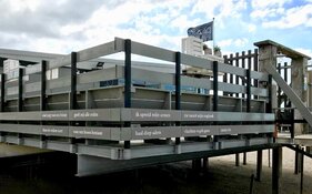 Gedicht siert terras Paal 6