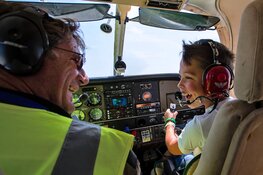 Ernstig zieke kinderen voor één dag piloot op Den Helder Airport