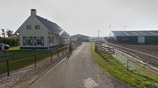 Persoon bekneld bij ongeluk met trekker op manege in Callantsoog