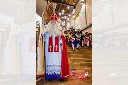 Sinterklaas en voorleespiet in de bieb
