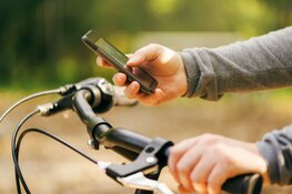 Nederlander legt telefoon niet weg in het verkeer: fietsers zijn het ergst
