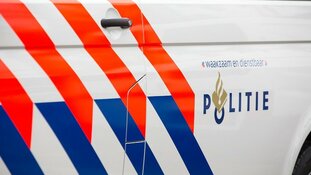 Man zonder rijbewijs wil 'oefenen' en rijdt scooterrijdster van haar sokken