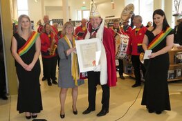 School 7 gehuldigd door Prins Edwin de eerste